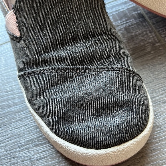 Toms Slip Ons - Picture 2 of 10